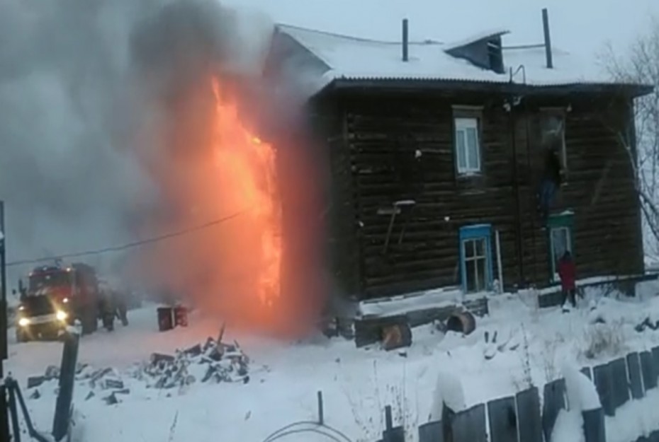 В Якутии двое мужчин спасли жильцов загоревшегося дома