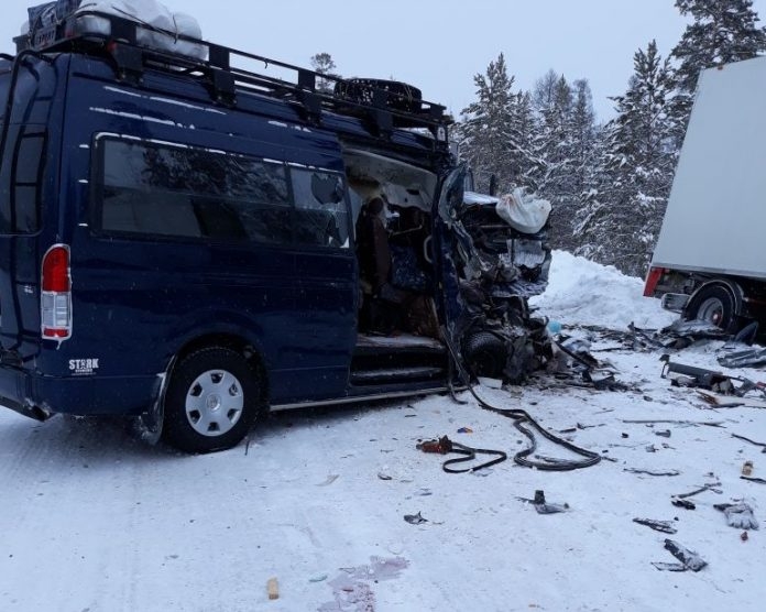 В Якутии автобус столкнулся с грузовиком, два человека погибли