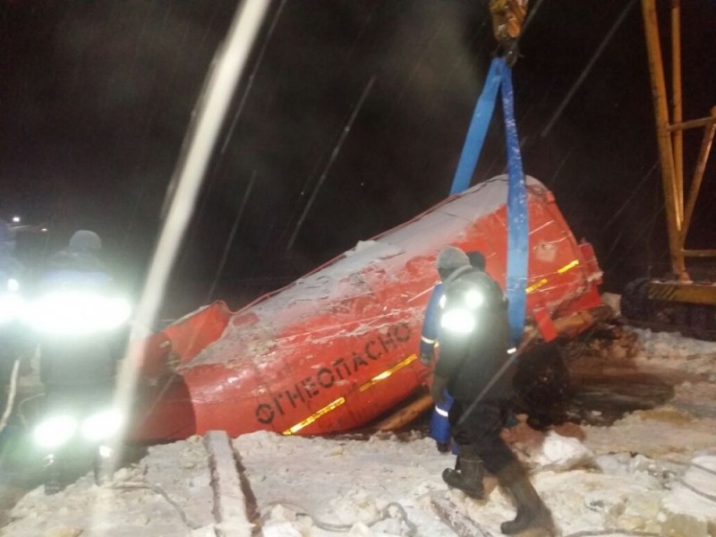 Спасатели достали из реки Лены затонувшие бензовоз и кран