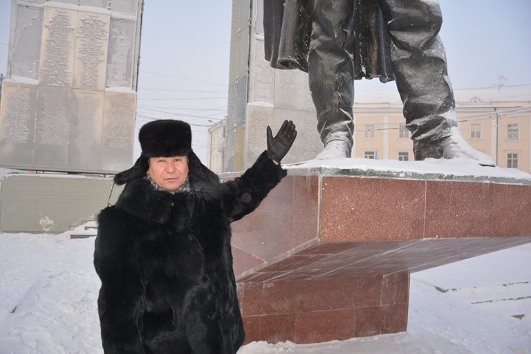 Нужно спасать памятник Ойунскому!