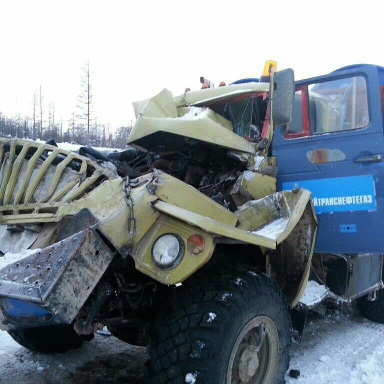 В Олекминском районе Якутии столкнулись два большегруза