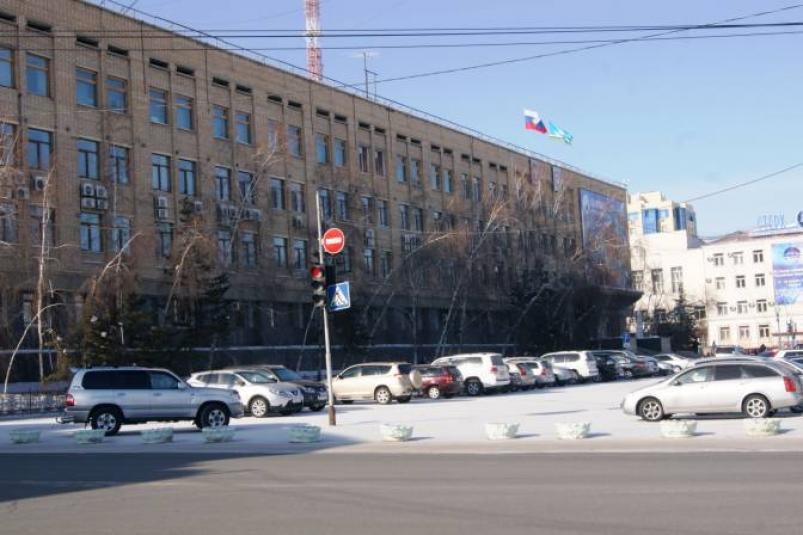 Активисты ОНФ хотят убрать клумбы и открыть проезд перед ДП-1 в Якутске