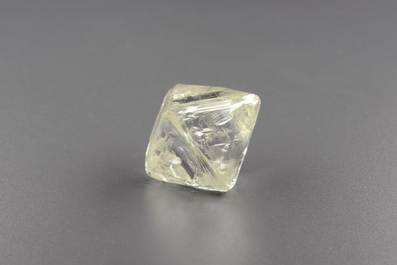 АЛРОСА добыла крупные алмазы ювелирного качества