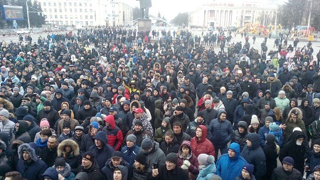 В Кемерово проходит массовый митинг, посвященный пожару в ТРЦ "Зимняя вишня"