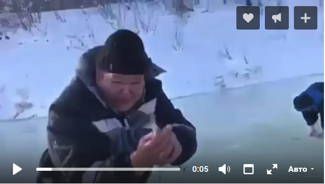 В Якутии рыбаки пробурили лунку и вместе с водой наружу хлынул косяк рыбы