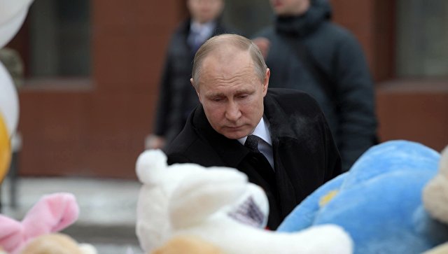 Путин положил букет цветов к мемориалу возле сгоревшего торгового центра в Кемерово 