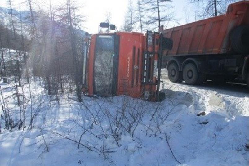 В Якутии на трассе "Колыма" перевернулся грузовик с соляркой 