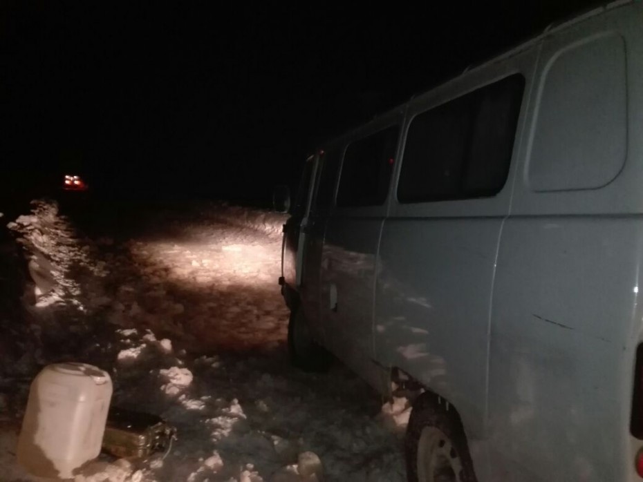 На Колыме спасатели вызволили из ледяного плена машину с пассажирами
