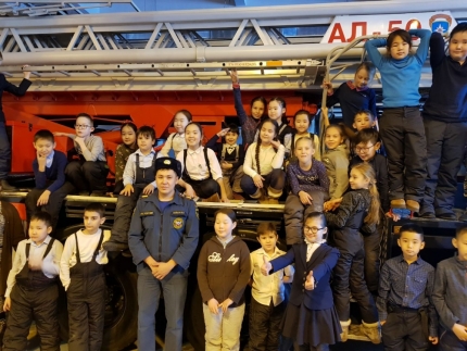 Для учащихся школ Алдана и Томмота спасатели провели "День открытых дверей" 
