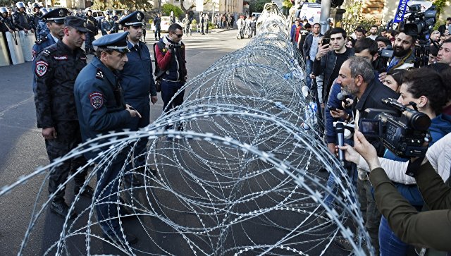 В Ереване демонстранты перекрыли площадь Франции 