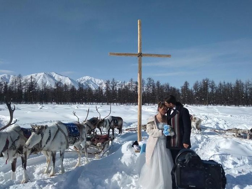 Польские туристы обвенчались в оленеводческом стаде на севере Якутии