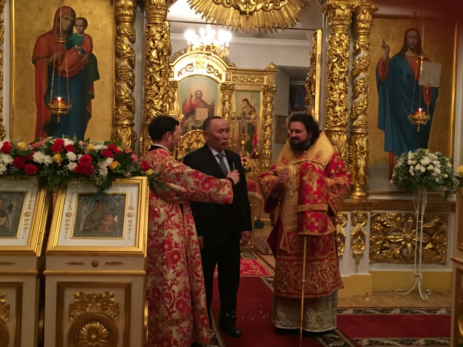 Пасхальное богослужение в Якутске посетили зампред правительства и мэр города ФОТО