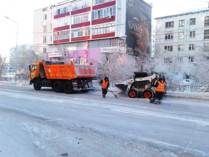 Коммунальщики Якутска очищают город от снега 