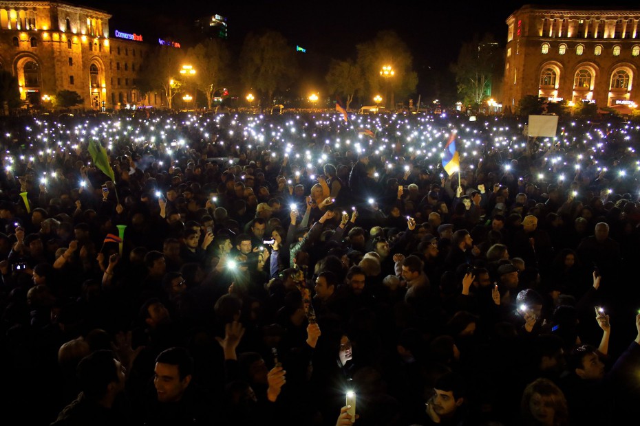 В Ереване продолжились многотысячные акции протеста 