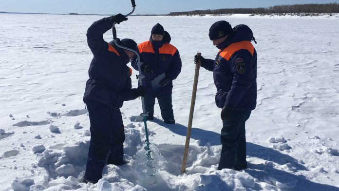 В Якутии на ледовых переправах снижена грузоподъемность через реку Вилюйск