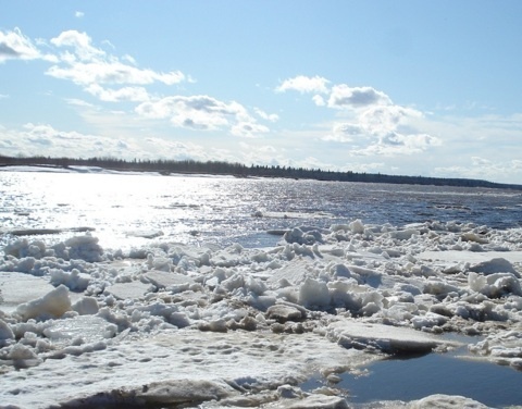В районе Якутска на реке Лене лед стоит 
