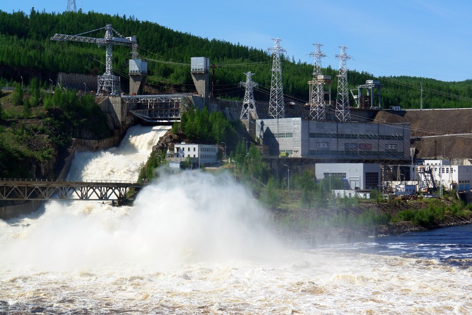 Каскад Вилюйских ГЭС начал судоходные попуски воды