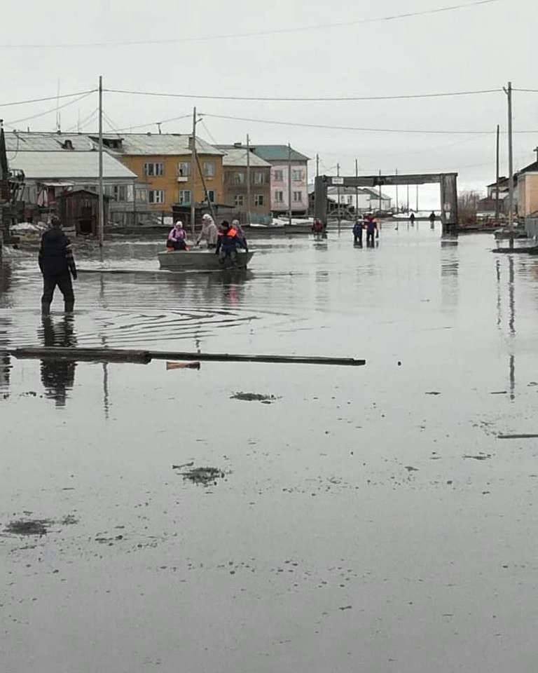 В селе Колымское в Якутии затоплены все дворы, пострадало четыре дома