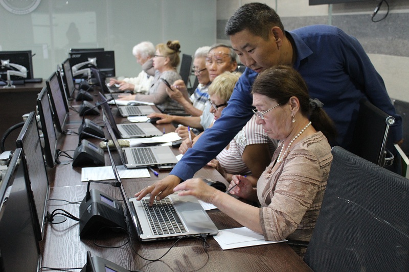 В Якутии пенсионеров обучают компьютерной грамотности