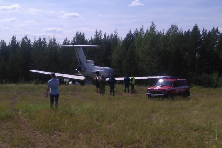 Самолет Як-40 в Якутии выехал за пределы ВПП