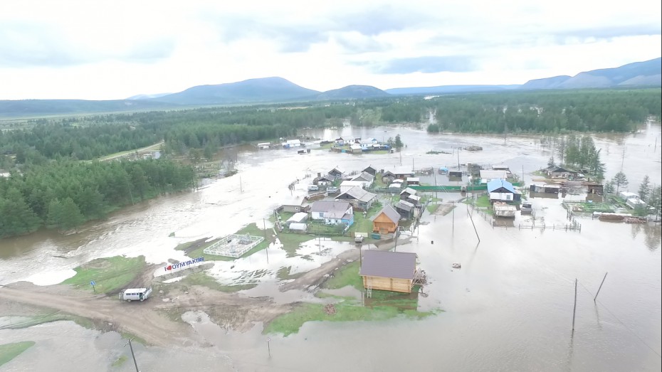 В селе Орто-Балаган дворовые территории освободились от воды