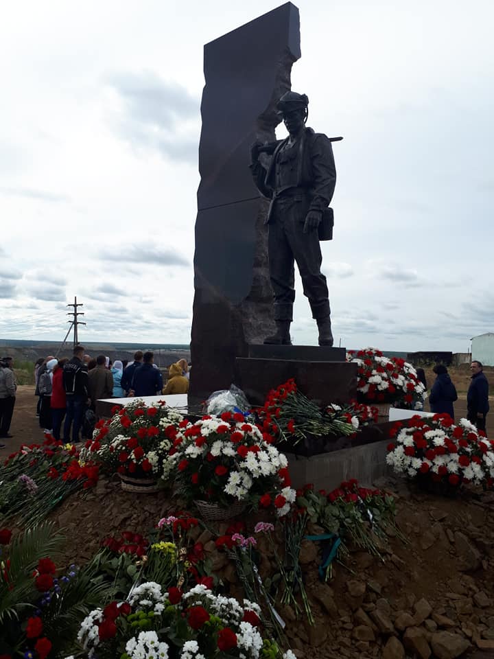 В Мирном открыт мемориальный комплекс памяти погибших в руднике "Мир"