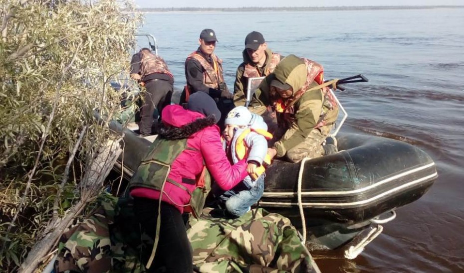 В Якутии сотрудники транспортной полиции помогли попавшим в беду рыбакам