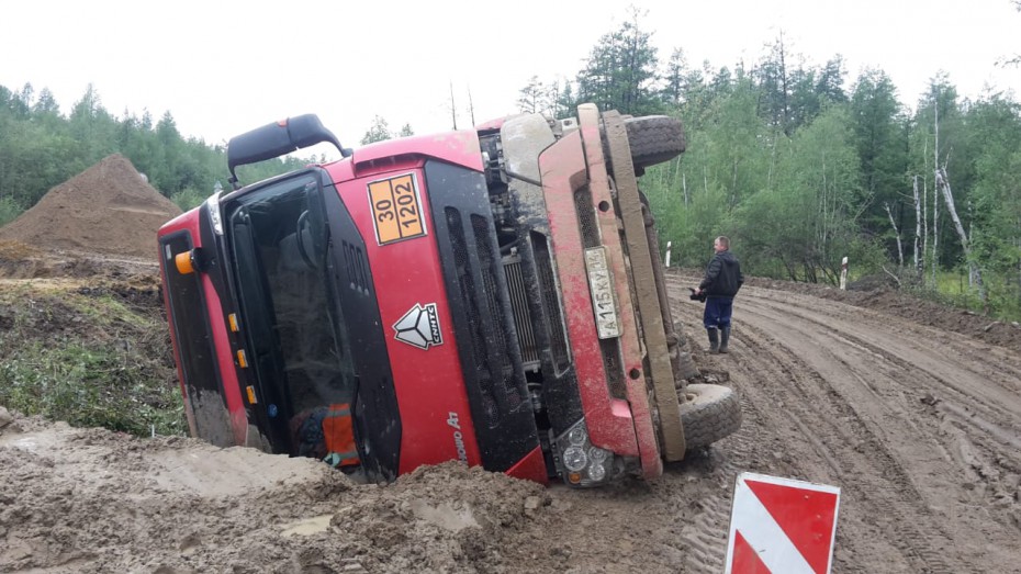 В Якутии на трассе "Вилюй" опрокинулся бензовоз