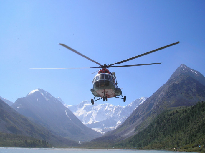 Спасатели добрались к подножию горы, где аварийно сел вертолёт