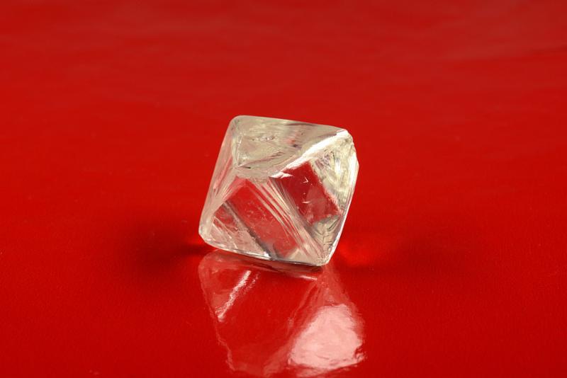 АЛРОСА реализовала на аукционе во Владивостоке крупные алмазы на $12,6 млн