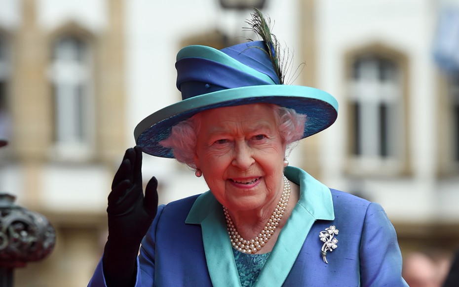 У Елизаветы II есть искусственная рука для приветствия публики