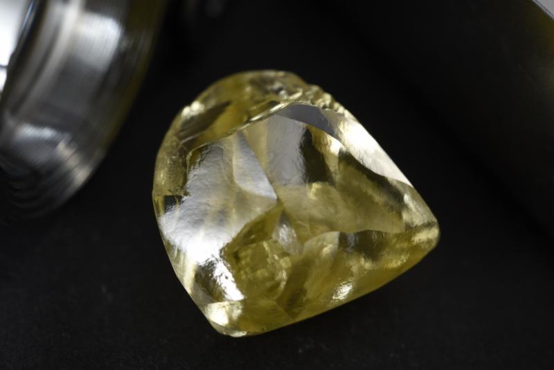 АЛРОСА добыла самый крупный в этом году желтый алмаз
