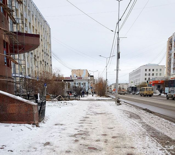 Мэр Якутска отметила скользкую плитку тротуаров