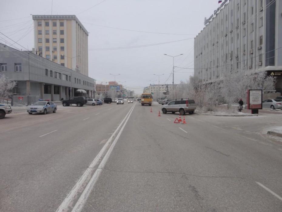 В центре Якутска автомобиль сбил женщину 