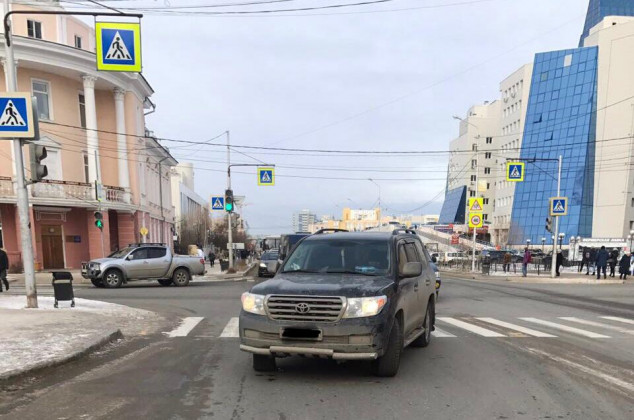 В Якутске водитель внедорожника сбил на пешеходном переходе двух пенсионеров