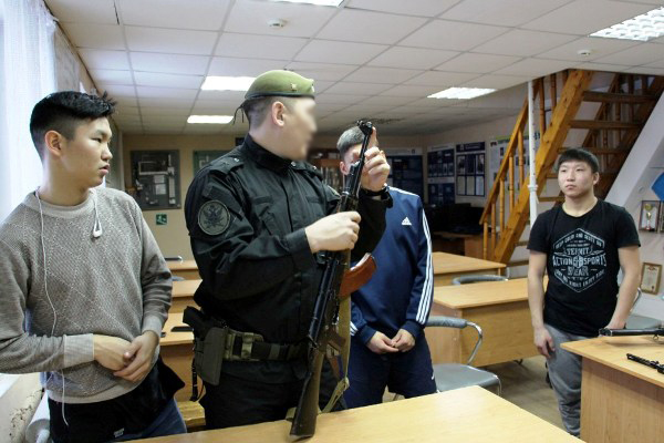 Школьники «Айыы кыhата» посетили отдел спецназначения УФСИН «Белый медведь»