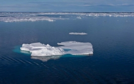 В Якутии восемь оленеводов унесло на льдине в открытое море 