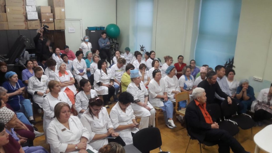 Коллектив больницы ЯФАН обратился с жалобой к Уполномоченному по правам человека в Якутии