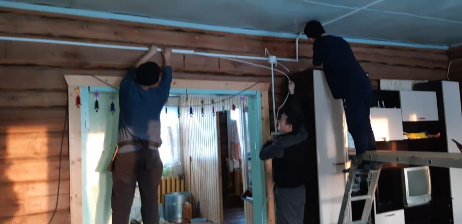 В Якутии добровольцы заменили электропроводку в доме матери – одиночки