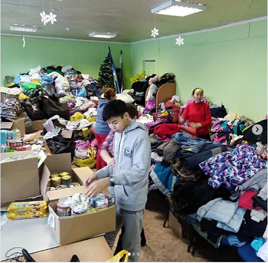 Погорельцам в Якутске принесли 470 пакетов с одеждой и 45 ящиков с продуктами