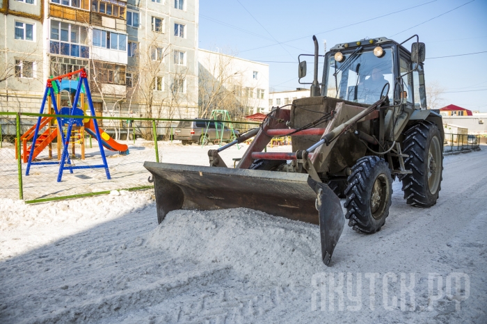 В Якутске продолжается уборка снега