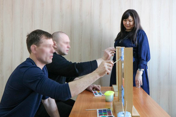 Осужденные в Якутии рисуют на стекле