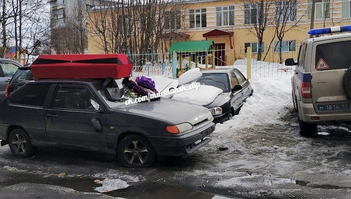 В Мурманске на крышу автомобиля отловщика собак водрузили красный гроб