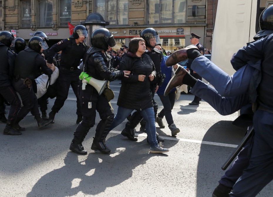 На первомайском шествии в Санкт-Петербурге задержали более 60 человек