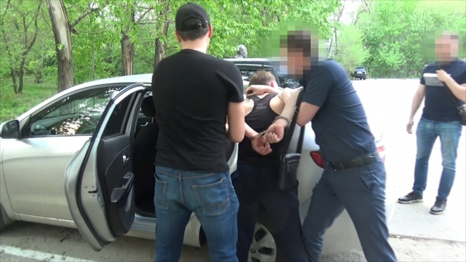 В Хабаровске  мужчина в состоянии наркотического опьянения угрожал полицейским расправой ВИДЕО