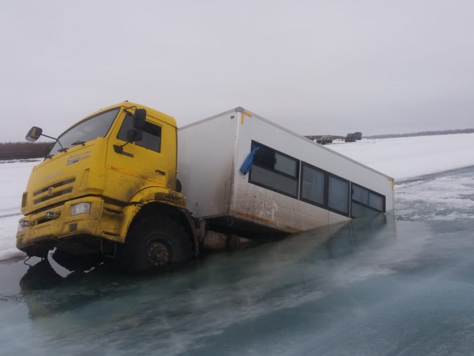 В Якутии провалились под лед три грузовых автомобиля
