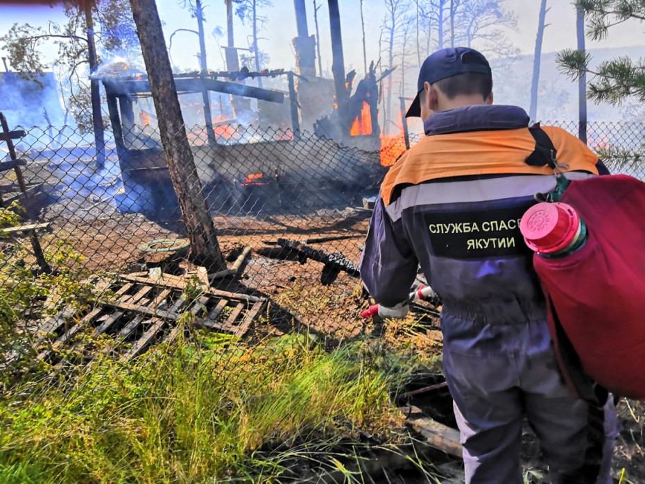 Спасатели в Якутске спасли дом от пожара