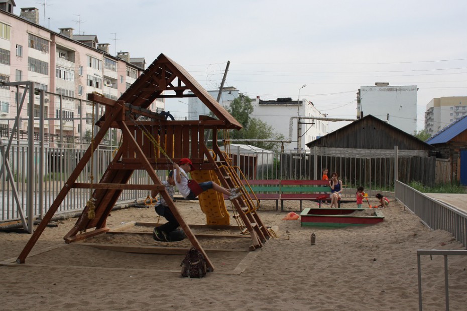 В Якутске на детской площадке ребенок получил травму