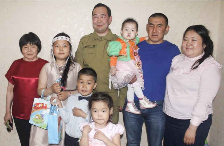 Айсен Николаев поздравил многодетную семью Кемлиль с Днём защиты детей