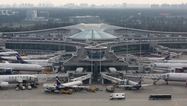 При экстренной эвакуации с борта самолета в Шереметьево пострадали восемь пассажиров
